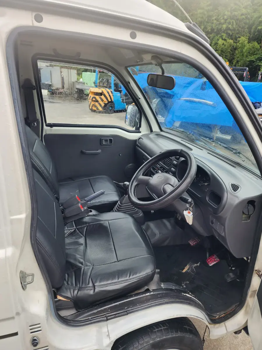 1998 Daihatsu Hijet Jumbo 4x4, a white Kei Truck, for sale at Skyline Kei Trucks in Houston, TX (photo 11 of 16)