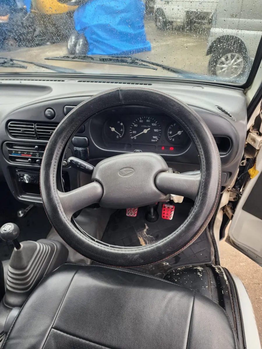 1998 Daihatsu Hijet Jumbo 4x4, a white Kei Truck, for sale at Skyline Kei Trucks in Houston, TX (photo 12 of 16)