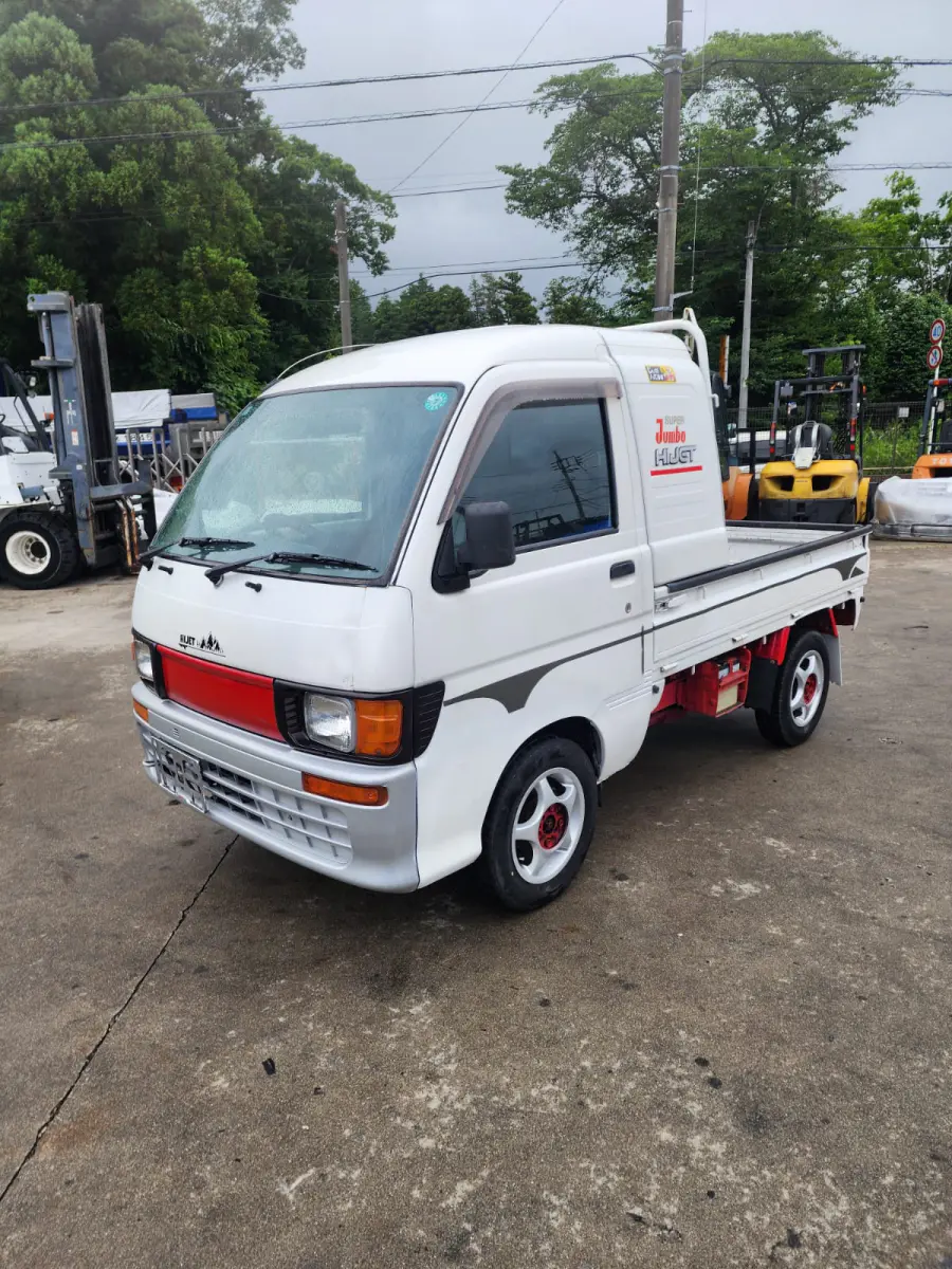 1998 Daihatsu Hijet Jumbo 4x4, a white Kei Truck, for sale at Skyline Kei Trucks in Houston, TX (photo 2 of 16)