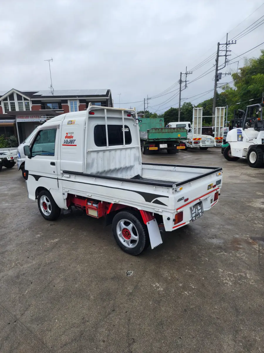 1998 Daihatsu Hijet Jumbo 4x4, a white Kei Truck, for sale at Skyline Kei Trucks in Houston, TX (photo 3 of 16)