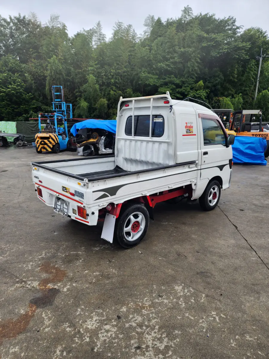 1998 Daihatsu Hijet Jumbo 4x4, a white Kei Truck, for sale at Skyline Kei Trucks in Houston, TX (photo 4 of 16)