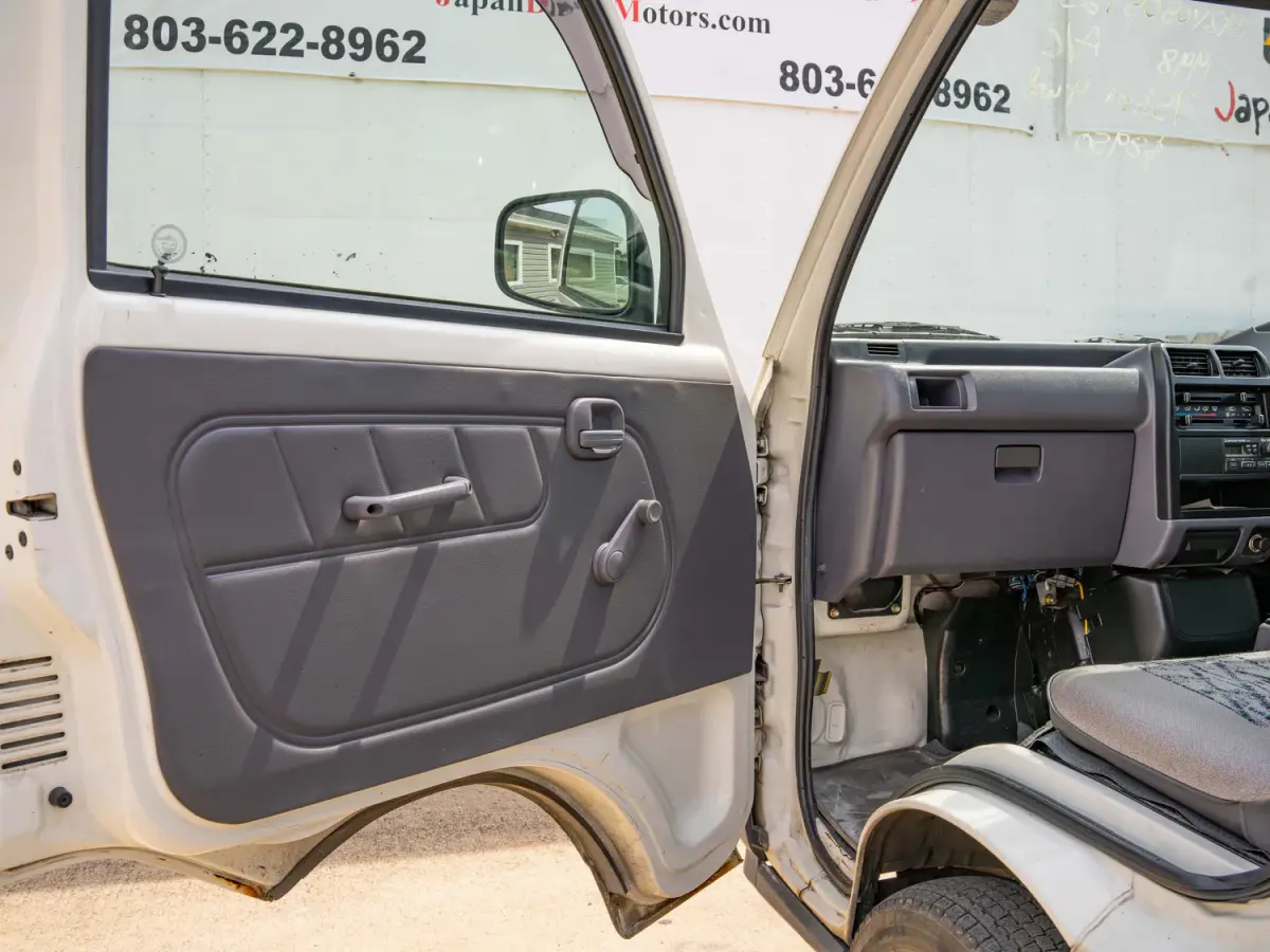 1998 Mitsubishi Minicab, a white Kei Truck, for sale at Japan Direct Motors in Irmo, SC (photo 9 of 15)