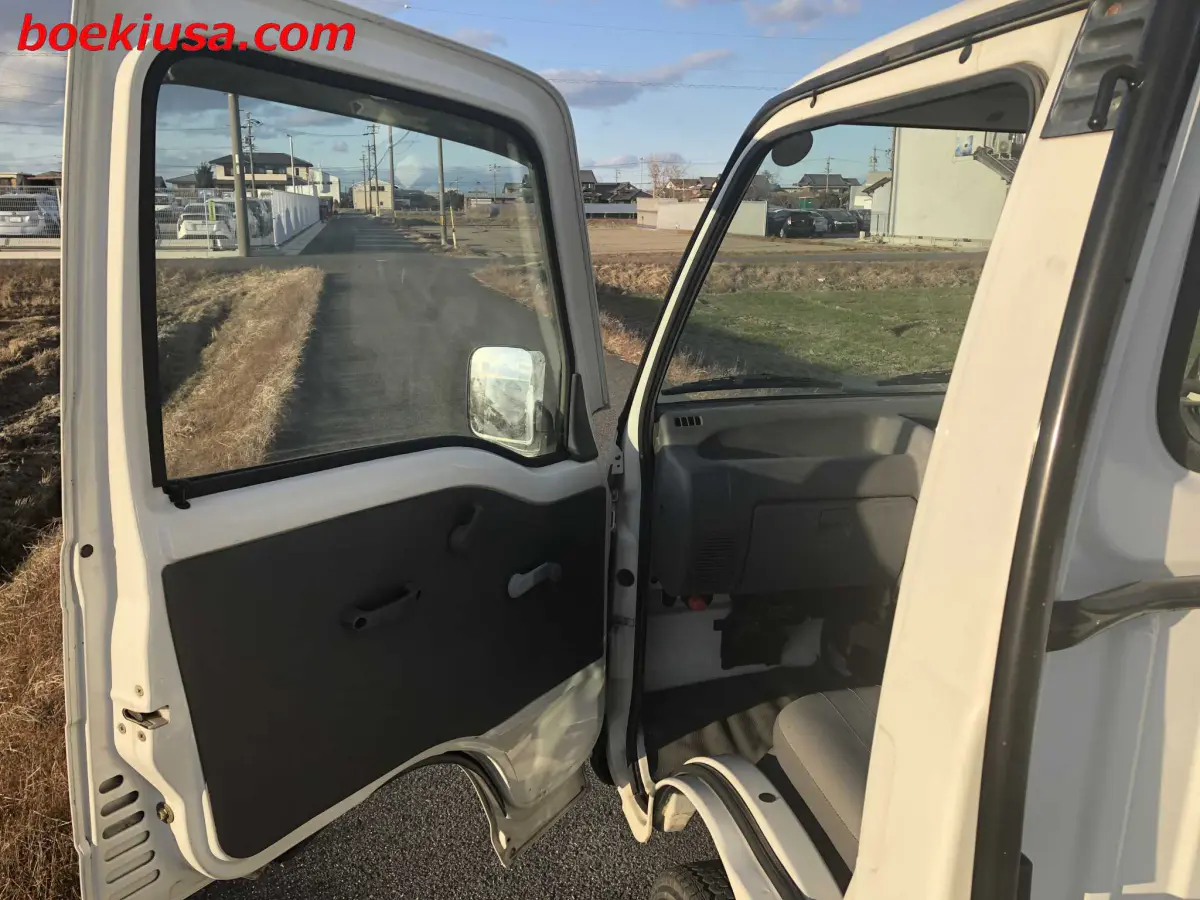1998 Subaru Sambar 4x4, a white Kei Truck, for sale at Boeki USA in Paterson, NJ (photo 8 of 20)