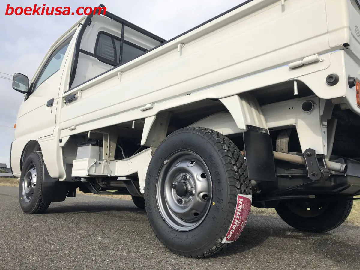 1998 Suzuki Carry 4x4, a white Kei Truck, for sale at Boeki USA in Paterson, NJ (photo 5 of 20)