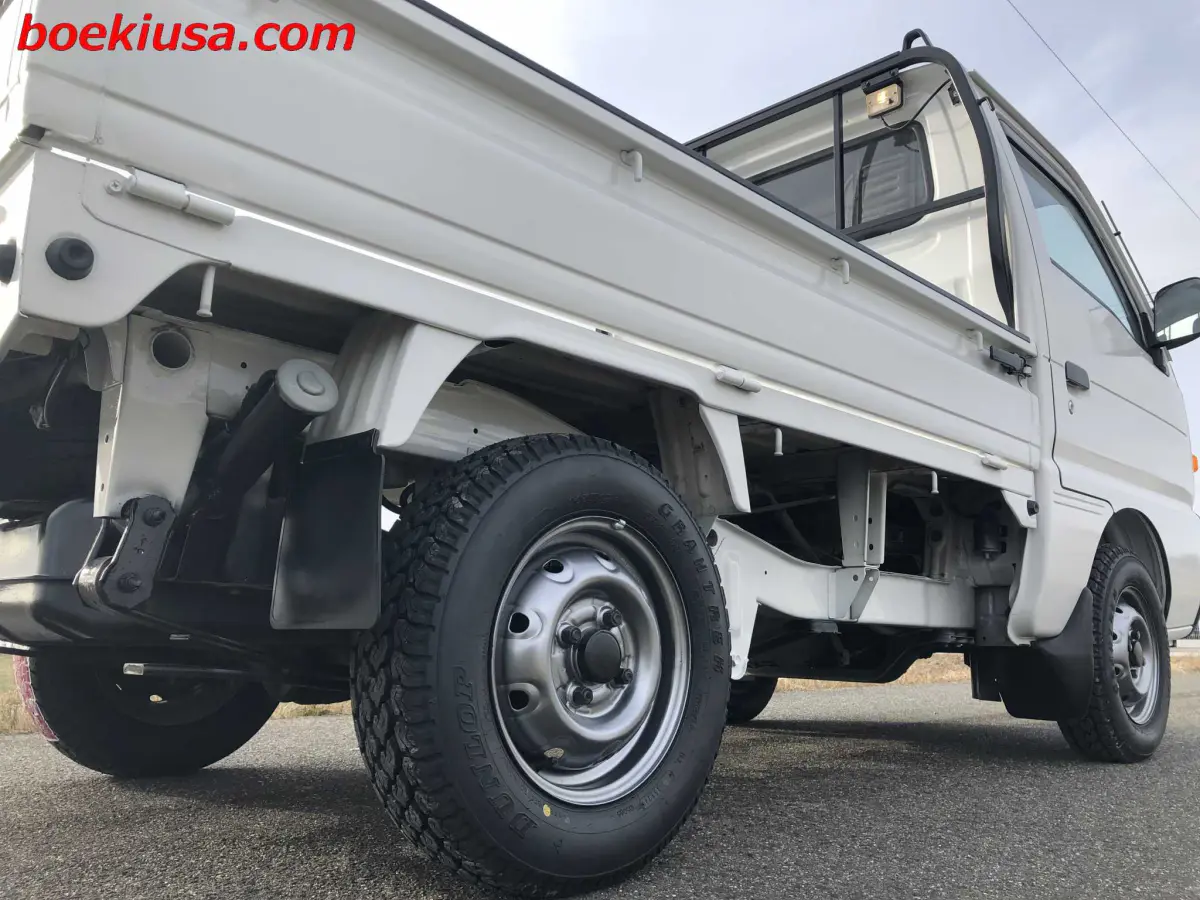 1998 Suzuki Carry 4x4, a white Kei Truck, for sale at Boeki USA in Paterson, NJ (photo 6 of 20)