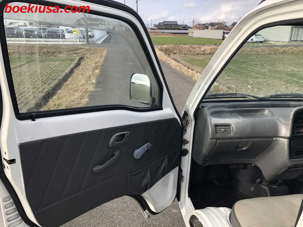 1998 Suzuki Carry 4x4, a white Kei Truck, for sale at Boeki USA in Paterson, NJ (photo 8 of 20)