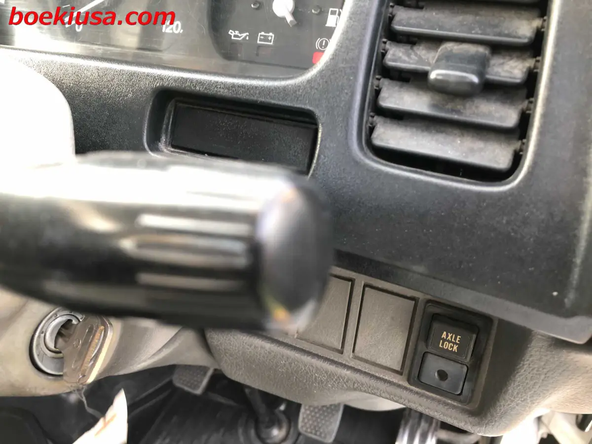 1998 Suzuki Carry 4x4, a white Kei Truck, for sale at Boeki USA in Paterson, NJ (photo 17 of 20)