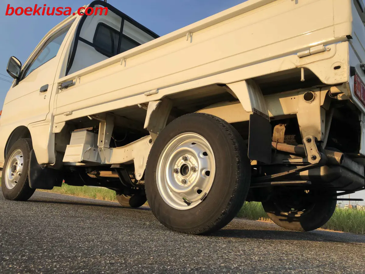 1998 Suzuki Carry 4x4, a white Kei Truck, for sale at Boeki USA in Paterson, NJ (photo 5 of 20)