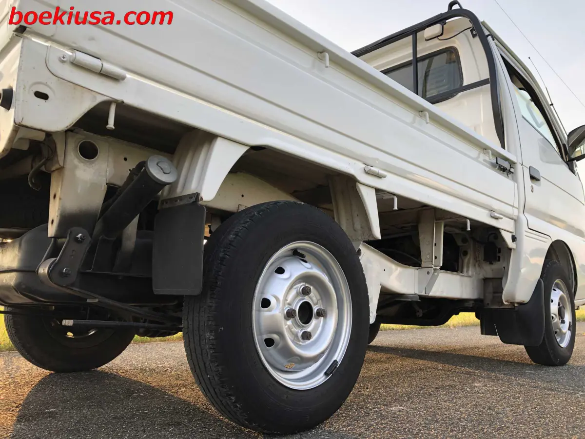 1998 Suzuki Carry 4x4, a white Kei Truck, for sale at Boeki USA in Paterson, NJ (photo 6 of 20)