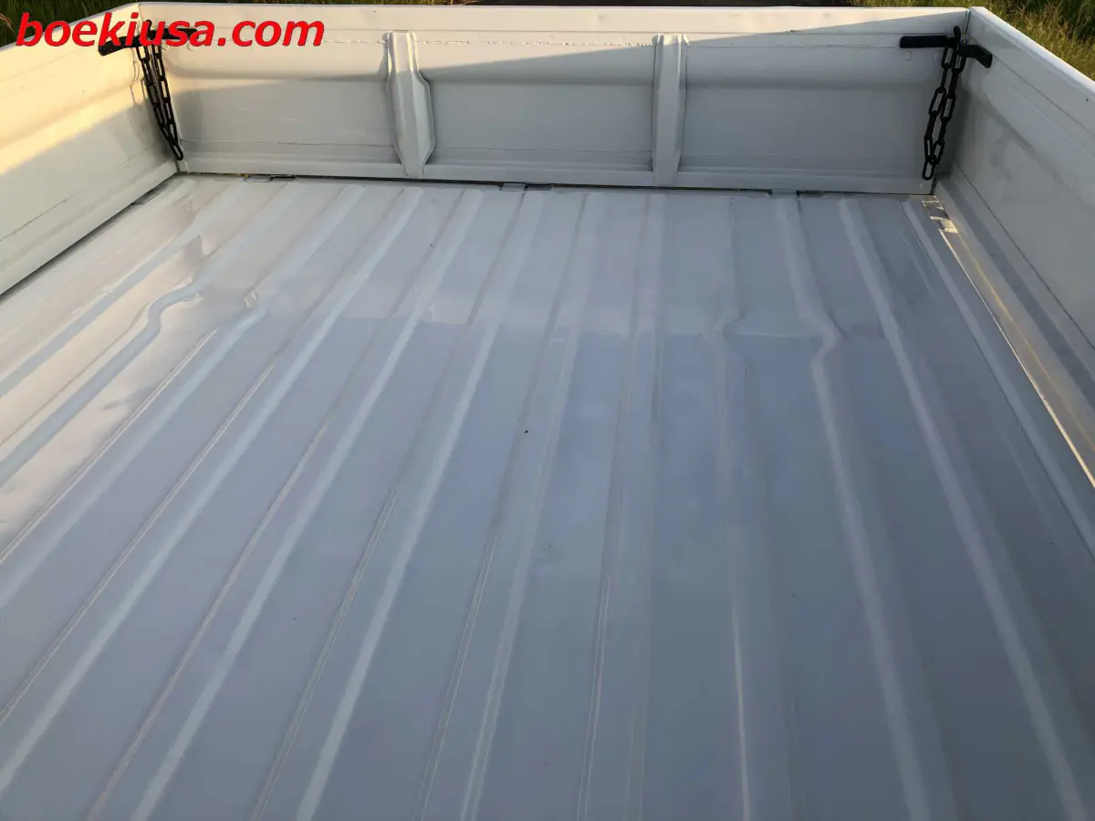 1998 Suzuki Carry 4x4, a white Kei Truck, for sale at Boeki USA in Paterson, NJ (photo 7 of 20)