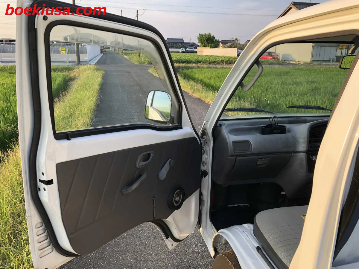 1998 Suzuki Carry 4x4, a white Kei Truck, for sale at Boeki USA in Paterson, NJ (photo 8 of 20)