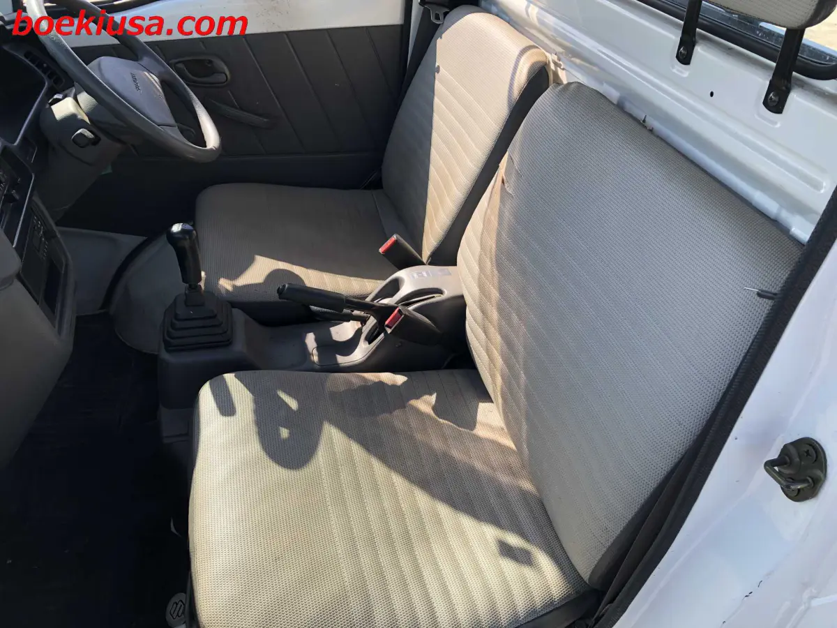 1998 Suzuki Carry 4x4, a white Kei Truck, for sale at Boeki USA in Paterson, NJ (photo 10 of 20)