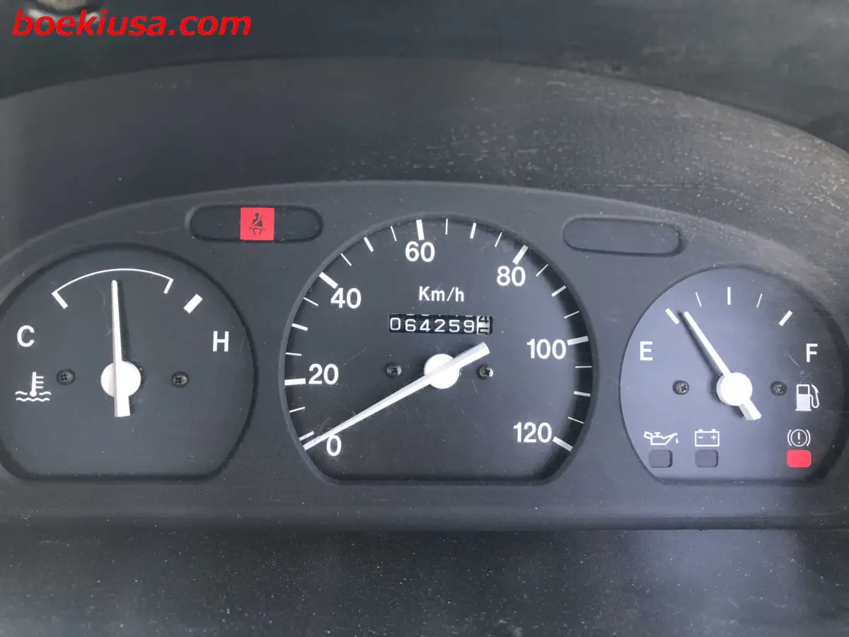 1998 Suzuki Carry 4x4, a white Kei Truck, for sale at Boeki USA in Paterson, NJ (photo 18 of 20)
