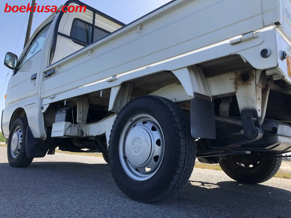 1998 Suzuki Carry 4x4, a white Kei Truck, for sale at Boeki USA in Paterson, NJ (photo 5 of 20)