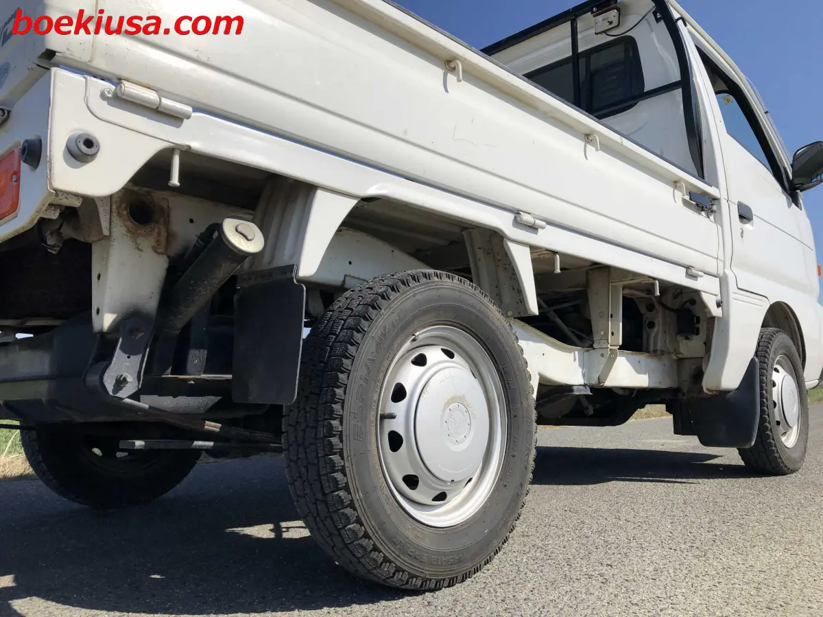 1998 Suzuki Carry 4x4, a white Kei Truck, for sale at Boeki USA in Paterson, NJ (photo 6 of 20)