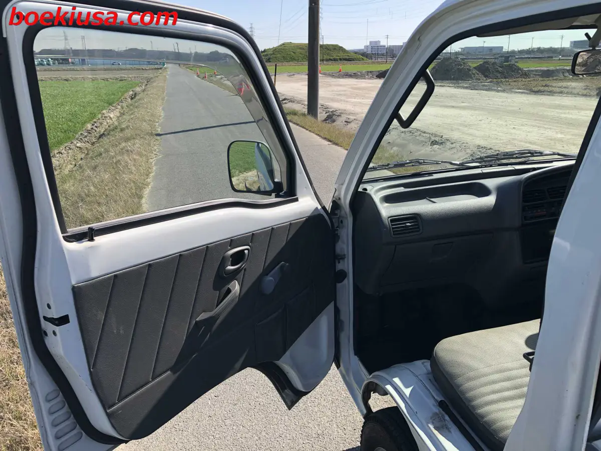 1998 Suzuki Carry 4x4, a white Kei Truck, for sale at Boeki USA in Paterson, NJ (photo 8 of 20)