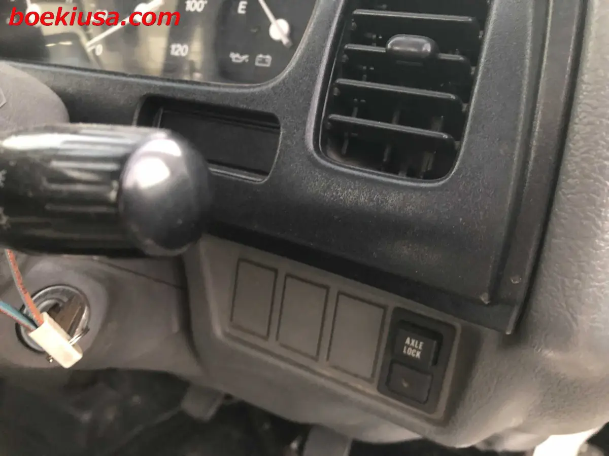 1998 Suzuki Carry 4x4, a white Kei Truck, for sale at Boeki USA in Paterson, NJ (photo 16 of 20)