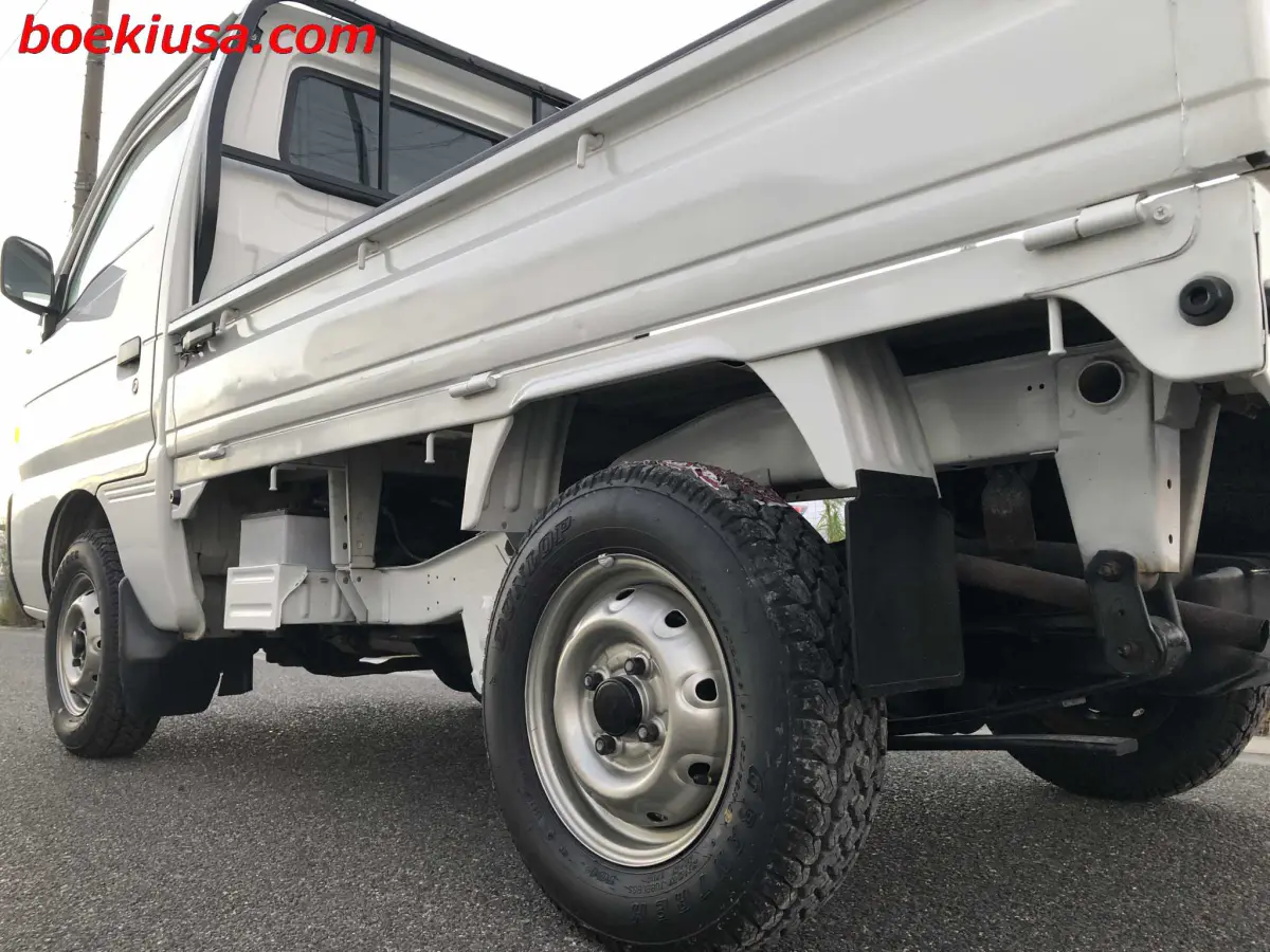 1998 Suzuki Carry 4x4, a white Kei Truck, for sale at Boeki USA in Paterson, NJ (photo 5 of 20)