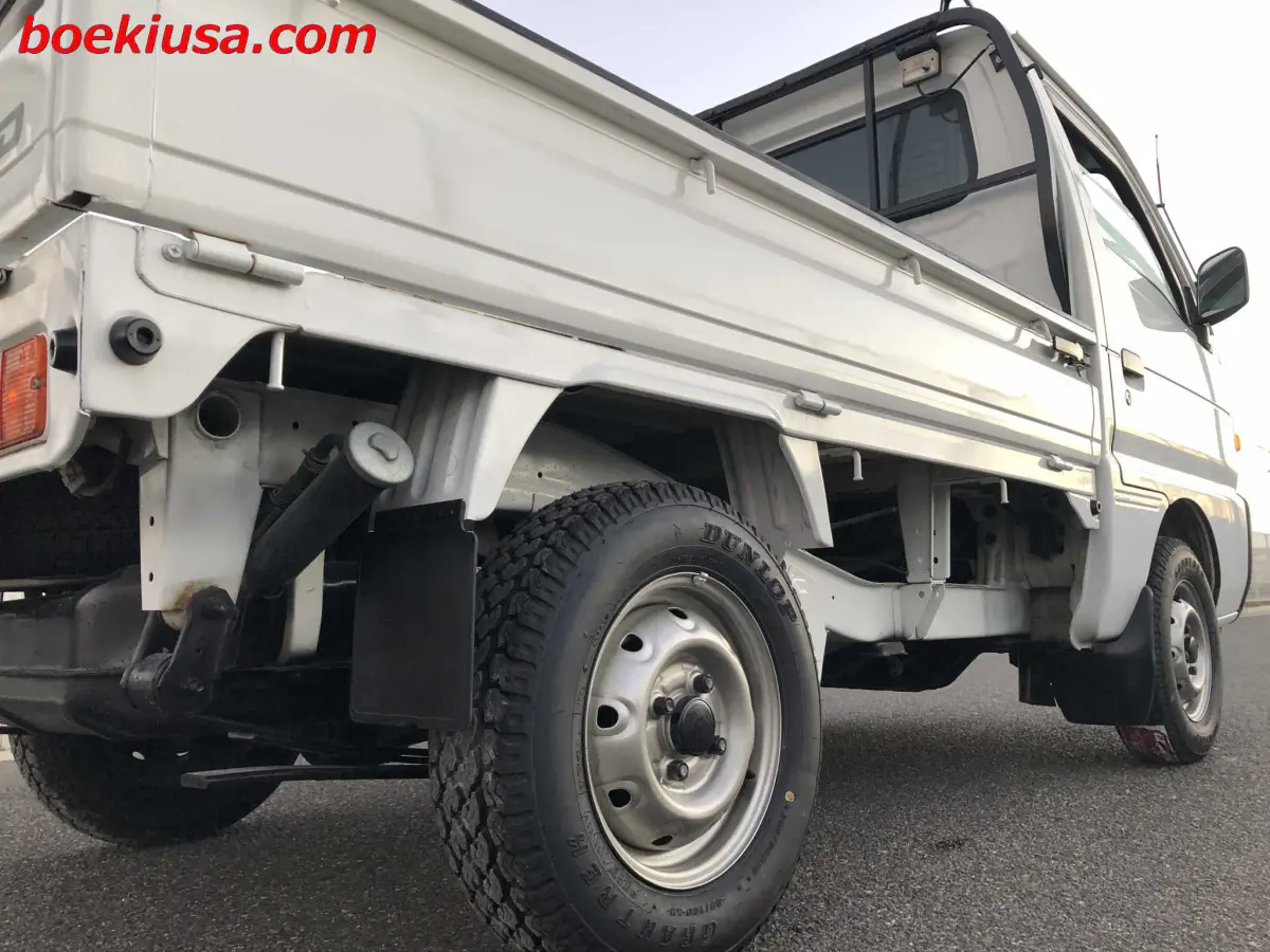 1998 Suzuki Carry 4x4, a white Kei Truck, for sale at Boeki USA in Paterson, NJ (photo 6 of 20)