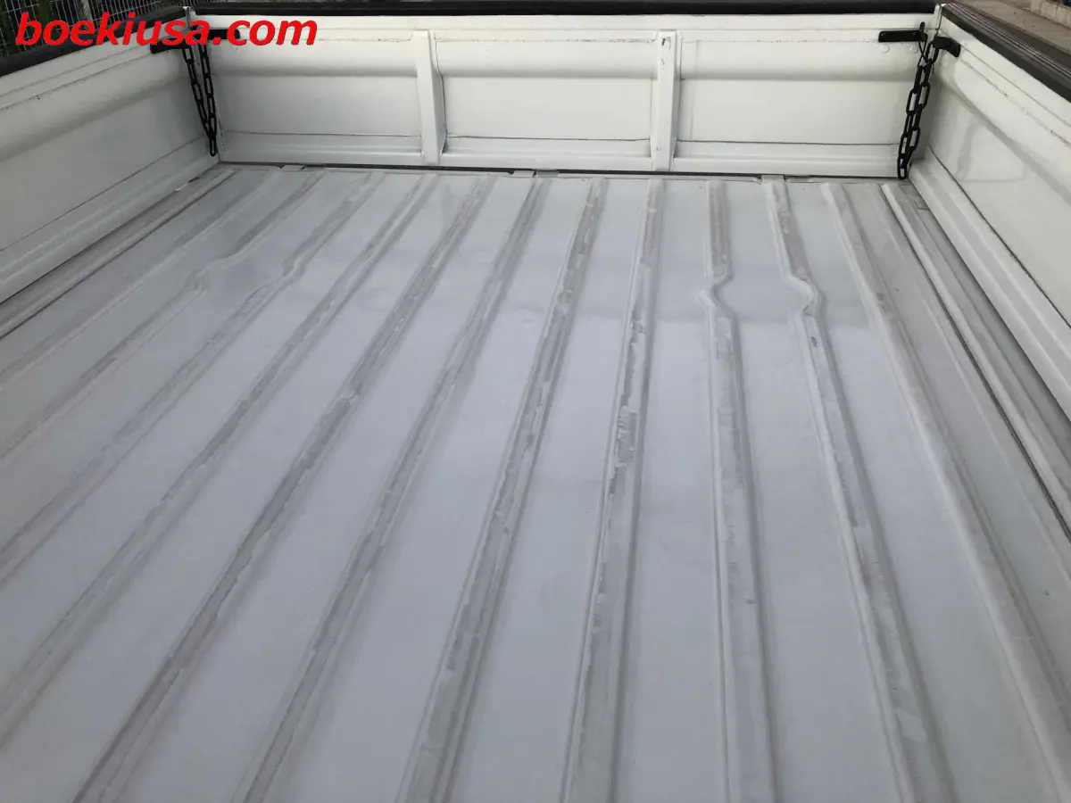 1998 Suzuki Carry 4x4, a white Kei Truck, for sale at Boeki USA in Paterson, NJ (photo 7 of 20)