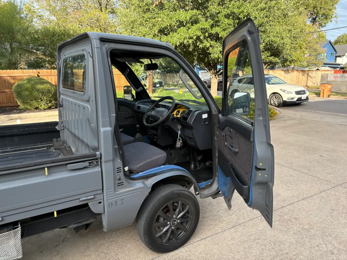 1999 Daihatsu Hijet, 2WD + AC, a Kei Truck, for sale at Sunshine Imports in Austin, TX (photo 6 of 13)