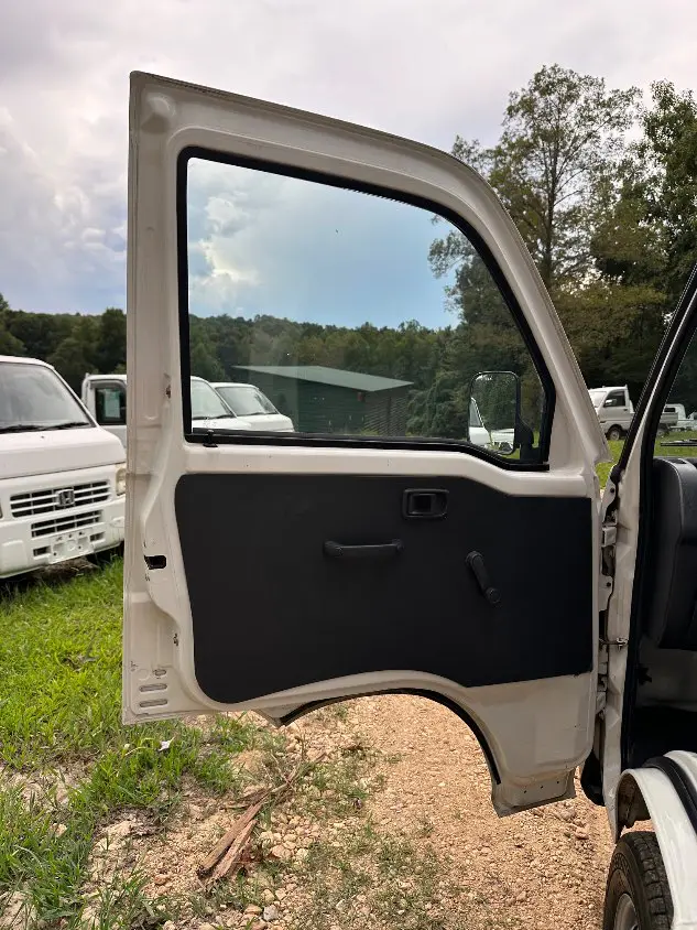 1999 Daihatsu Hijet 4WD, a white Kei Truck, for sale at Mayberry Mini Trucks in Mount Airy, NC (photo 14 of 20)