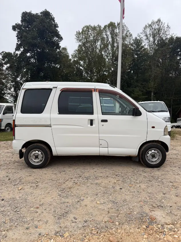 1999 Daihatsu Hijet 4WD, a white Kei Van, for sale at Mayberry Mini Trucks in Mount Airy, NC (photo 4 of 20)