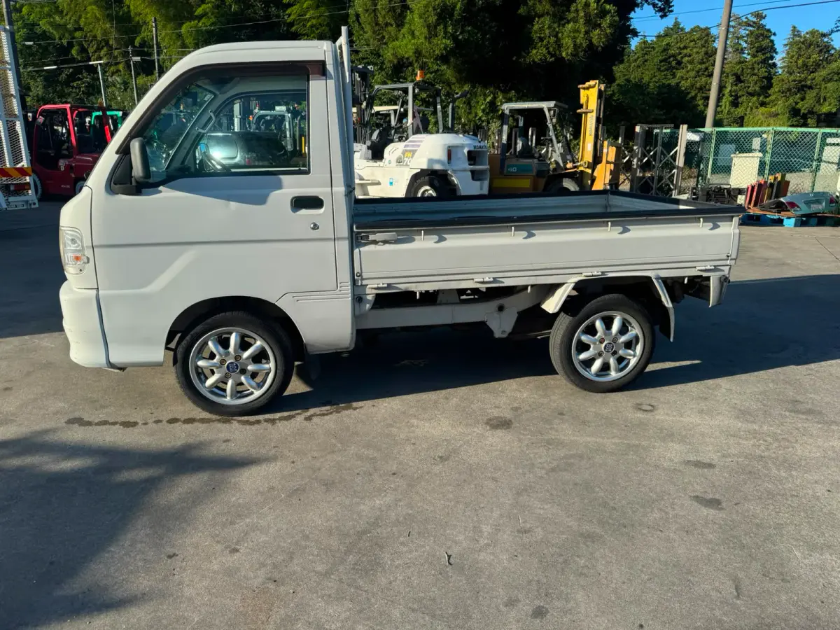 1999 Daihatsu Hijet 4x2, a white Kei Truck, for sale at Skyline Kei Trucks in Houston, TX (photo 2 of 8)