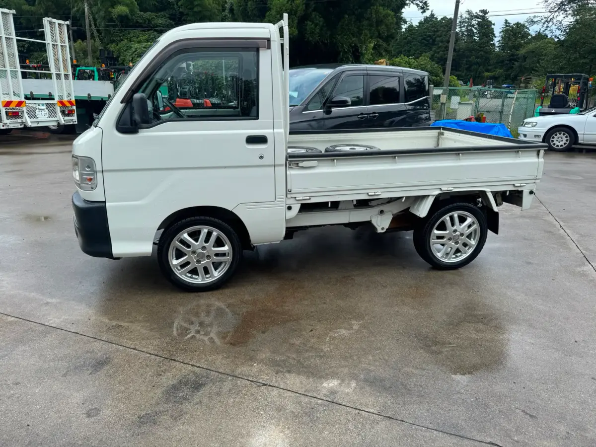 1999 Daihatsu Hijet 4x4, a white Kei Truck, for sale at Skyline Kei Trucks in Houston, TX (photo 4 of 10)