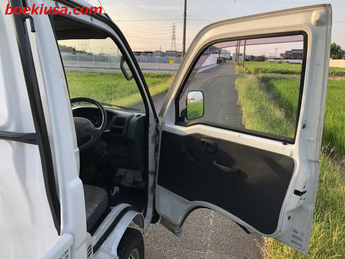 1999 Daihatsu Hijet 4x4, a white Kei Truck, for sale at Boeki USA in Paterson, NJ (photo 12 of 20)