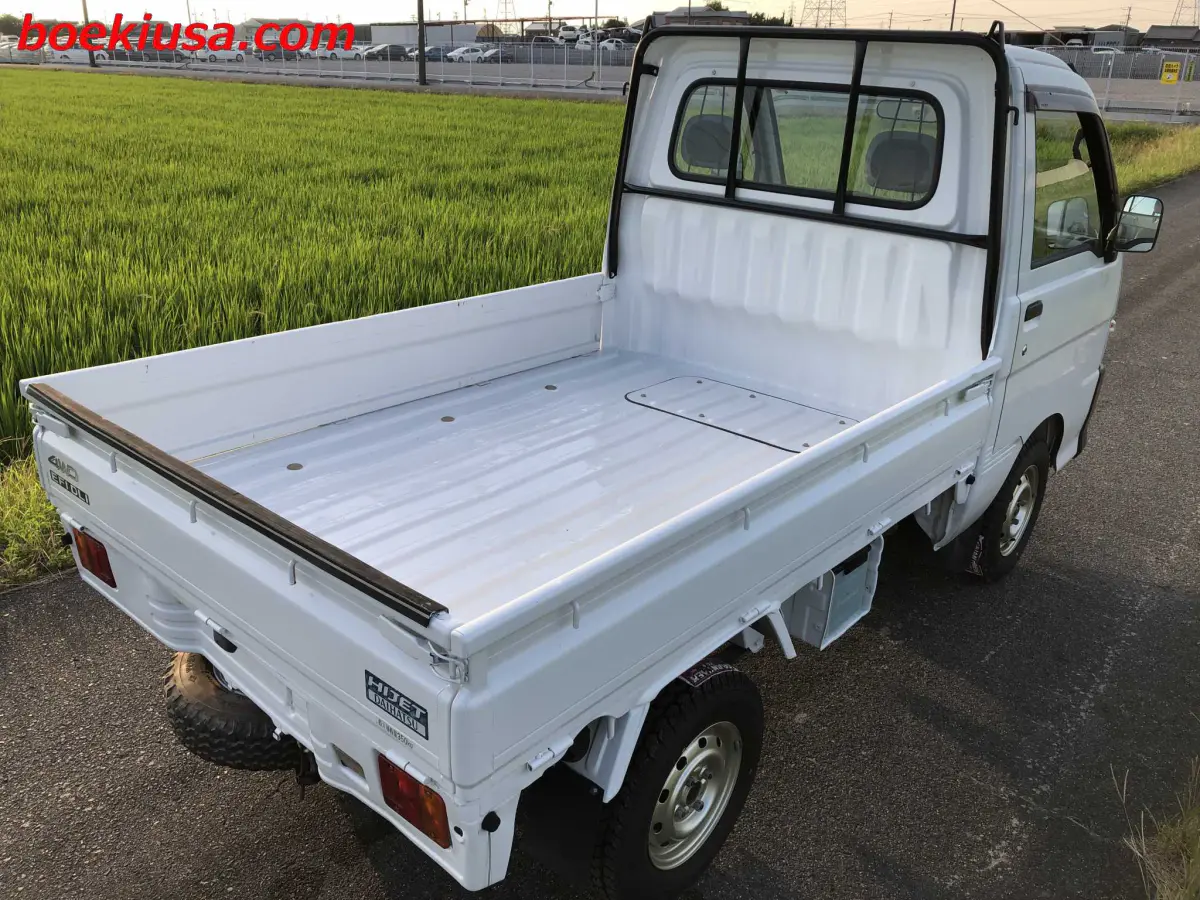 1999 Daihatsu Hijet 4x4, a white Kei Truck, for sale at Boeki USA in Paterson, NJ (photo 4 of 20)