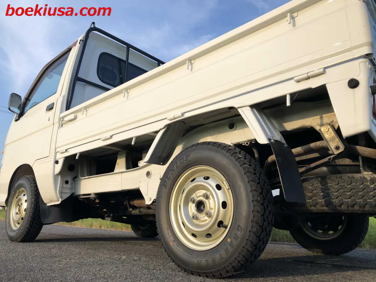1999 Daihatsu Hijet 4x4, a white Kei Truck, for sale at Boeki USA in Paterson, NJ (photo 5 of 20)