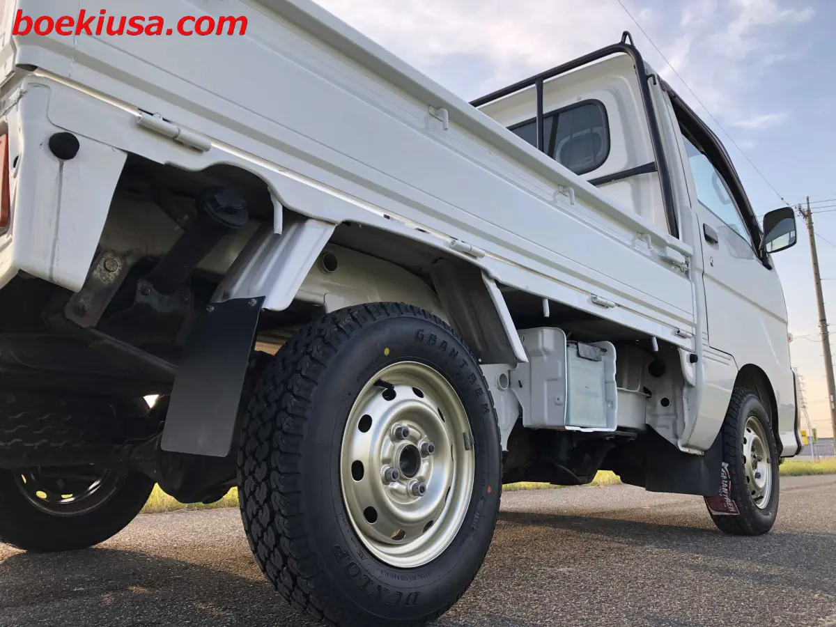 1999 Daihatsu Hijet 4x4, a white Kei Truck, for sale at Boeki USA in Paterson, NJ (photo 6 of 20)