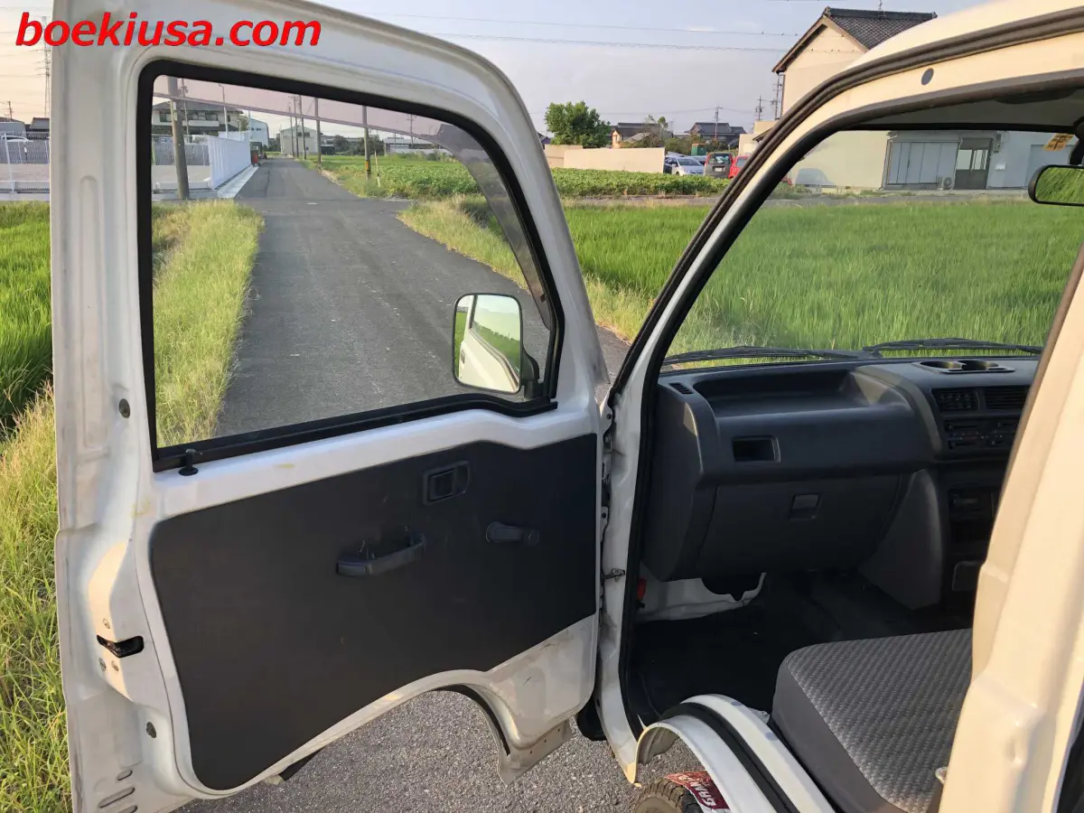 1999 Daihatsu Hijet 4x4, a white Kei Truck, for sale at Boeki USA in Paterson, NJ (photo 8 of 20)