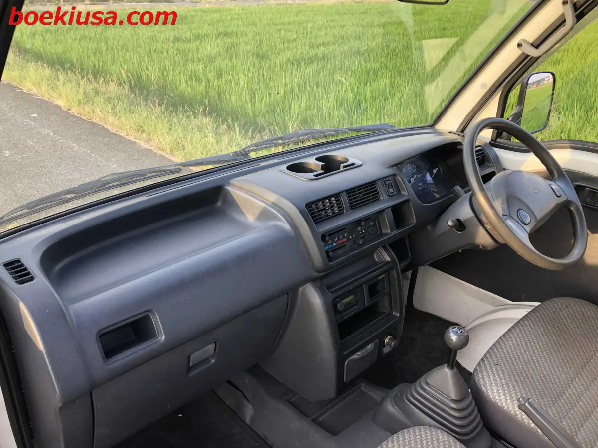 1999 Daihatsu Hijet 4x4, a white Kei Truck, for sale at Boeki USA in Paterson, NJ (photo 9 of 20)