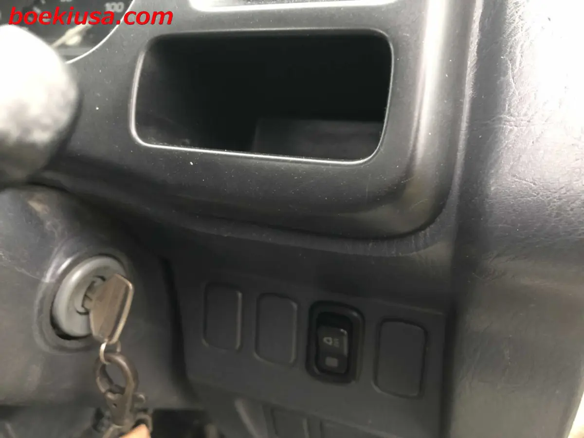 1999 Daihatsu Hijet 4x4, a white Kei Truck, for sale at Boeki USA in Paterson, NJ (photo 16 of 20)