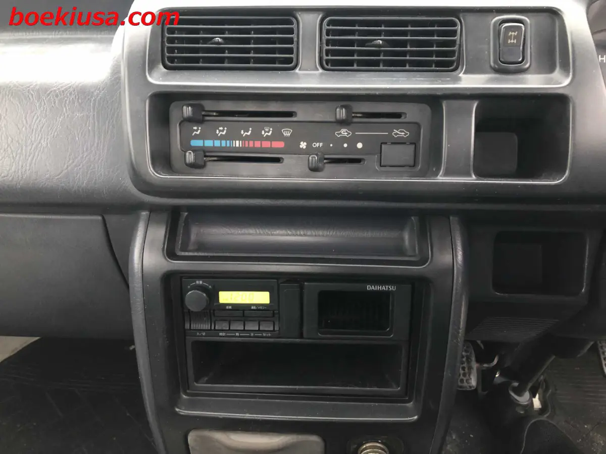 1999 Daihatsu Hijet 4x4, a white Kei Truck, for sale at Boeki USA in Paterson, NJ (photo 17 of 20)