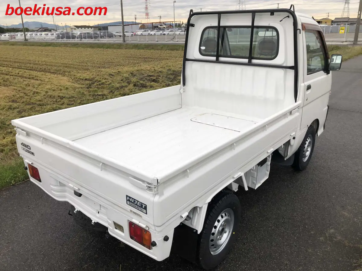 1999 Daihatsu Hijet 4x4, a white Kei Truck, for sale at Boeki USA in Paterson, NJ (photo 4 of 20)