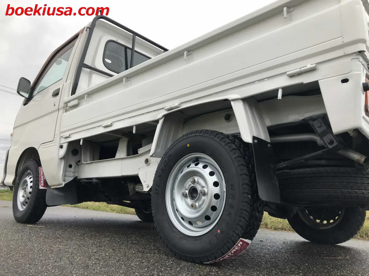 1999 Daihatsu Hijet 4x4, a white Kei Truck, for sale at Boeki USA in Paterson, NJ (photo 5 of 20)