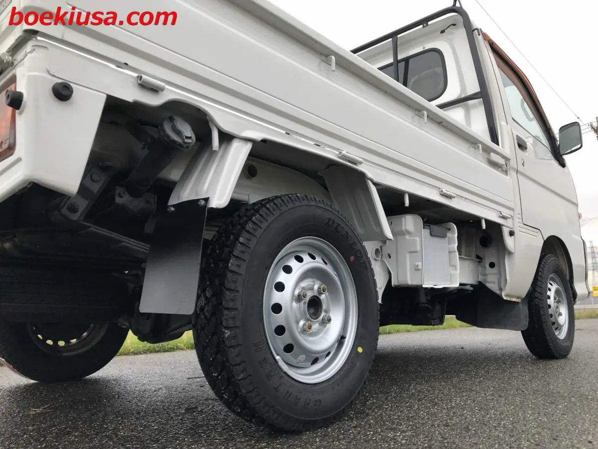 1999 Daihatsu Hijet 4x4, a white Kei Truck, for sale at Boeki USA in Paterson, NJ (photo 6 of 20)