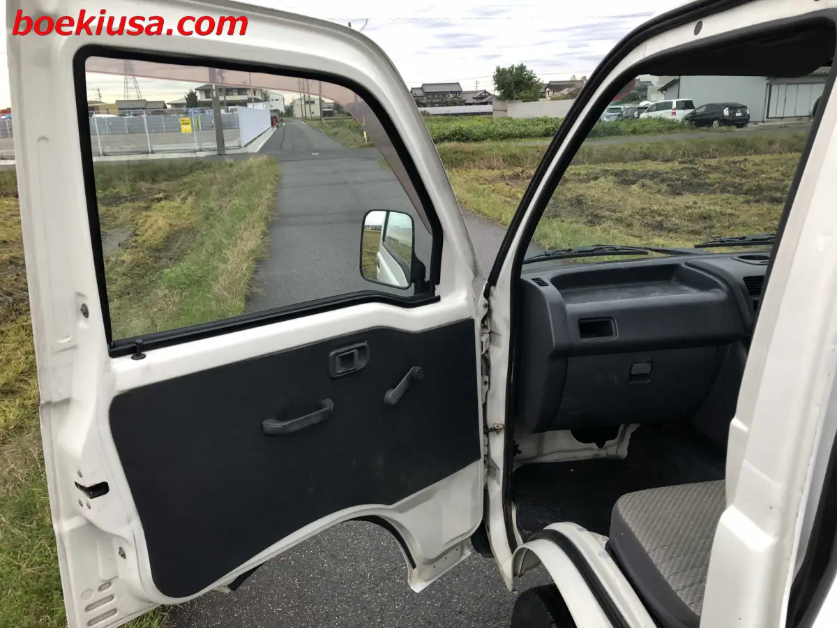 1999 Daihatsu Hijet 4x4, a white Kei Truck, for sale at Boeki USA in Paterson, NJ (photo 8 of 20)