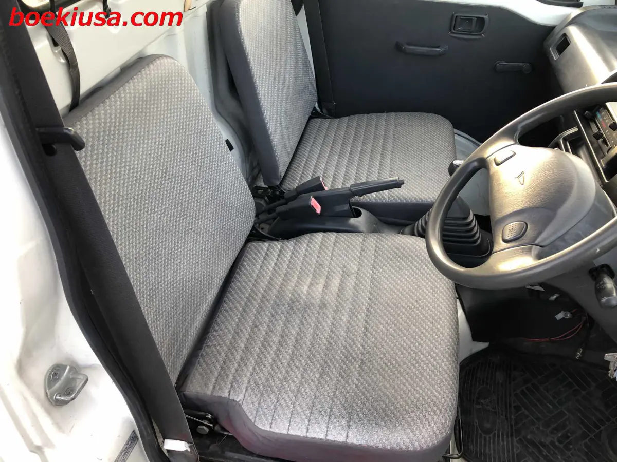 1999 Daihatsu Hijet 4x4, a white Kei Truck, for sale at Boeki USA in Paterson, NJ (photo 14 of 20)