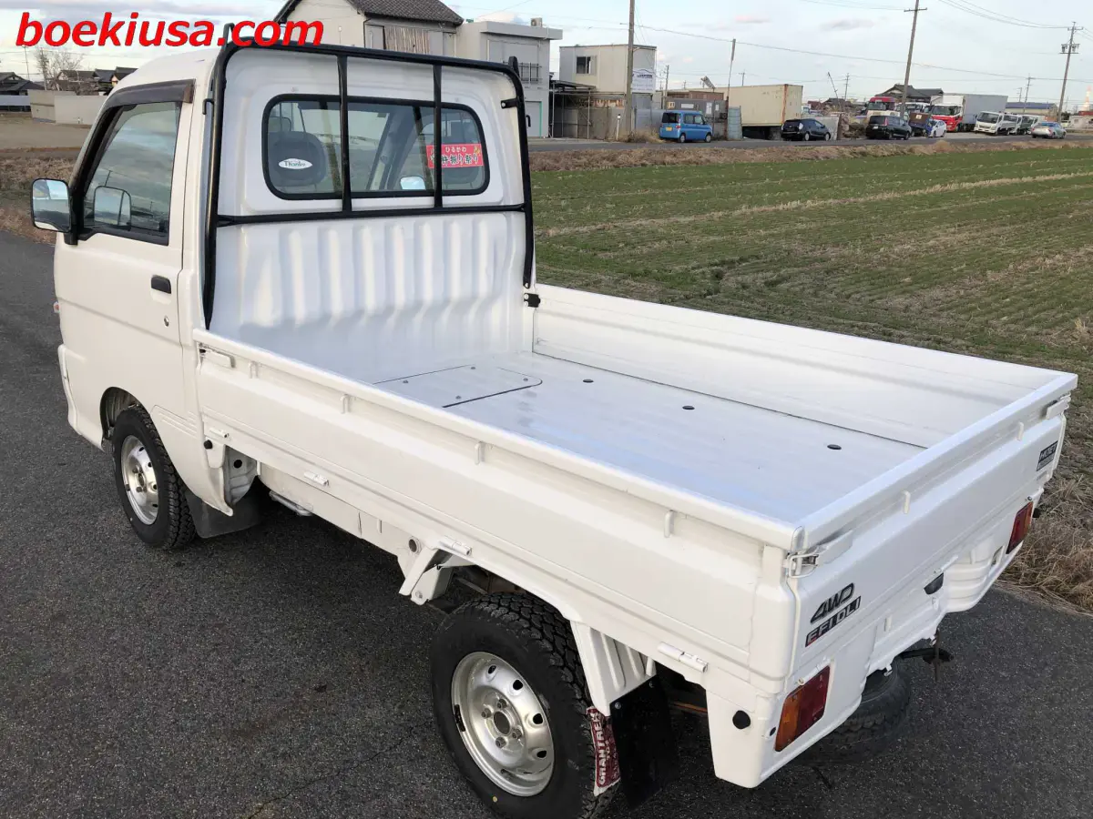 1999 Daihatsu Hijet 4x4, a white Kei Truck, for sale at Boeki USA in Paterson, NJ (photo 3 of 20)
