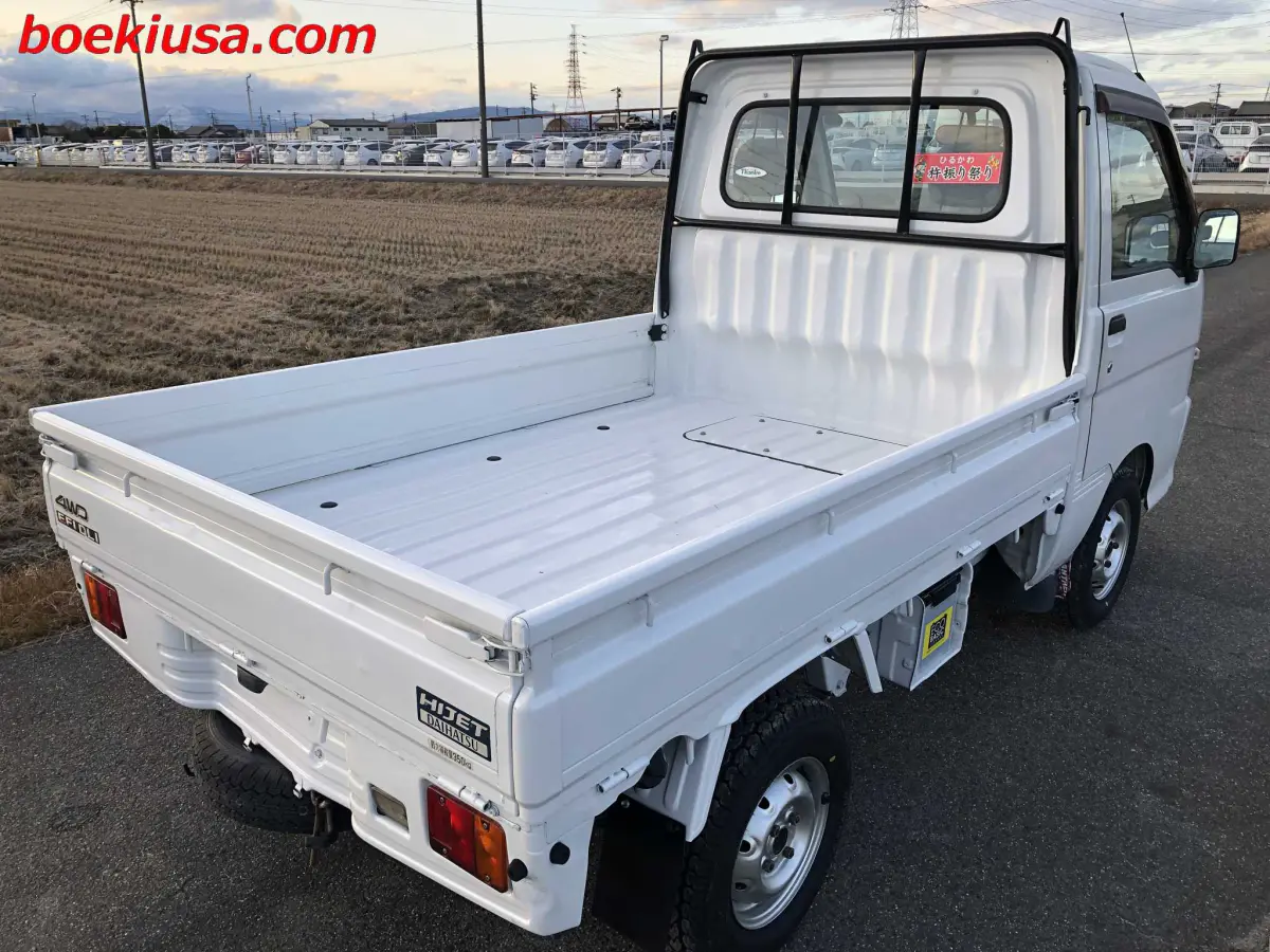 1999 Daihatsu Hijet 4x4, a white Kei Truck, for sale at Boeki USA in Paterson, NJ (photo 4 of 20)