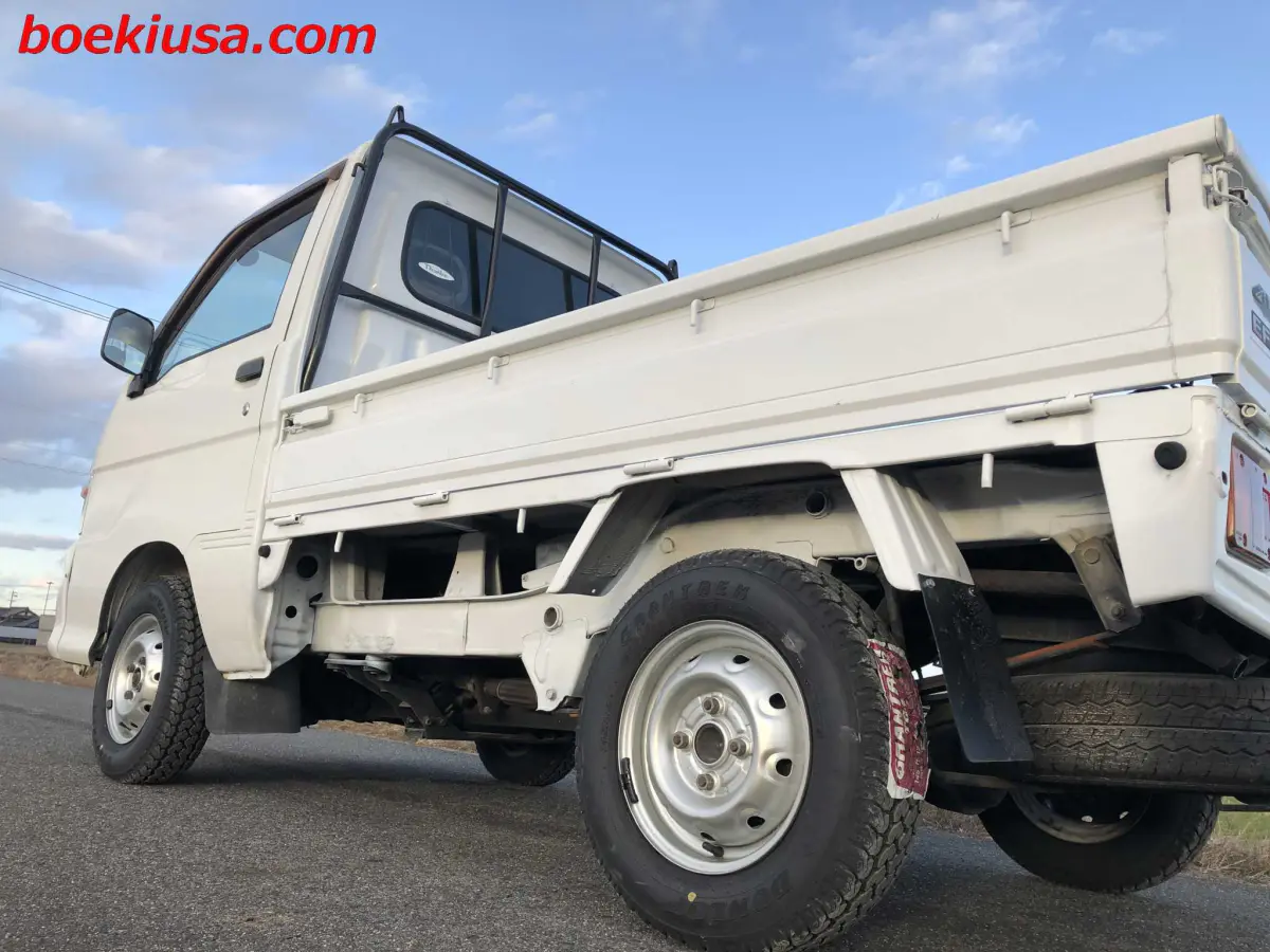 1999 Daihatsu Hijet 4x4, a white Kei Truck, for sale at Boeki USA in Paterson, NJ (photo 5 of 20)