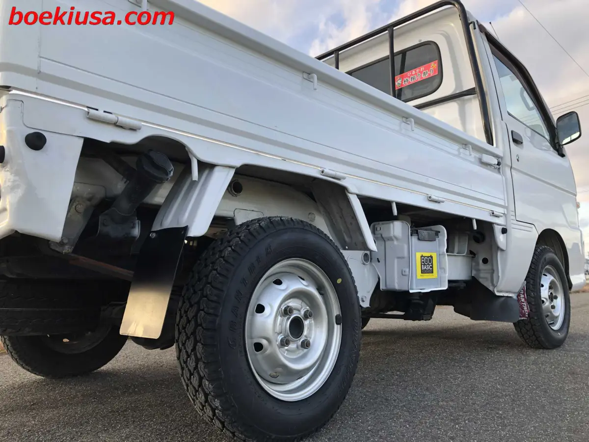 1999 Daihatsu Hijet 4x4, a white Kei Truck, for sale at Boeki USA in Paterson, NJ (photo 6 of 20)