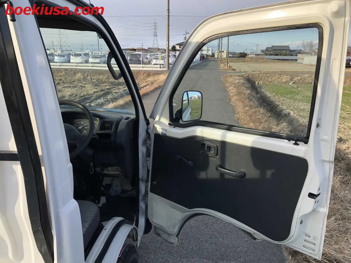 1999 Daihatsu Hijet 4x4, a white Kei Truck, for sale at Boeki USA in Paterson, NJ (photo 12 of 20)
