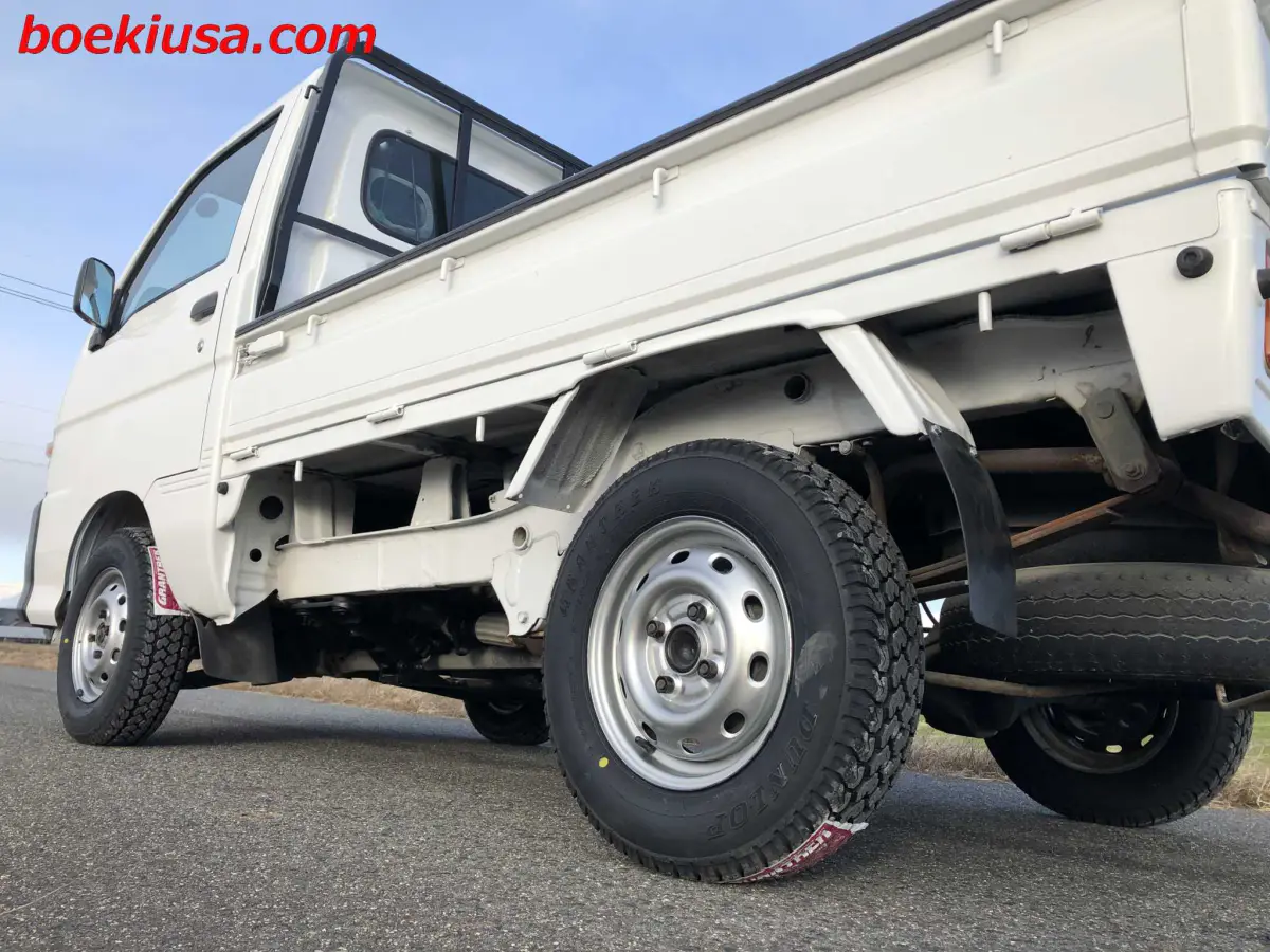1999 Daihatsu Hijet 4x4, a white Kei Truck, for sale at Boeki USA in Paterson, NJ (photo 5 of 20)