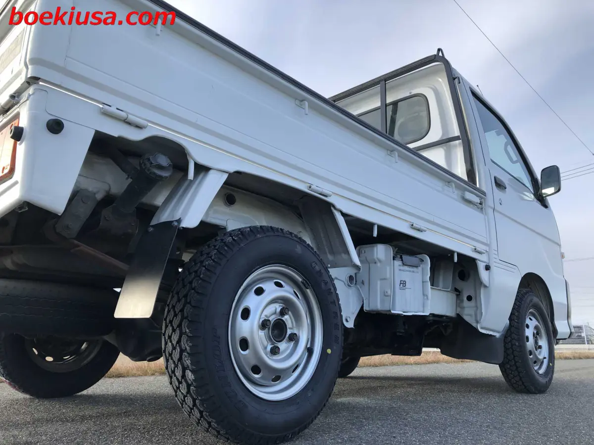 1999 Daihatsu Hijet 4x4, a white Kei Truck, for sale at Boeki USA in Paterson, NJ (photo 6 of 20)