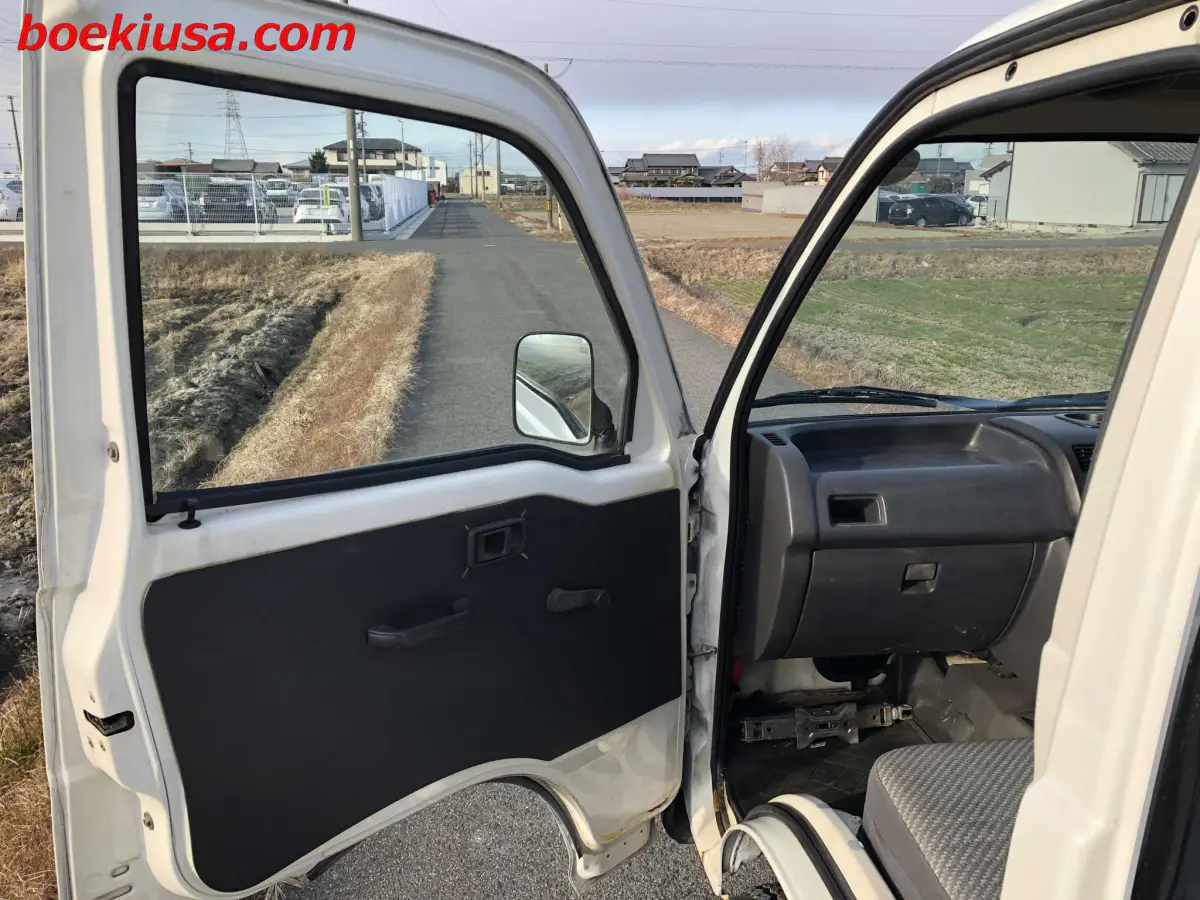 1999 Daihatsu Hijet 4x4, a white Kei Truck, for sale at Boeki USA in Paterson, NJ (photo 8 of 20)